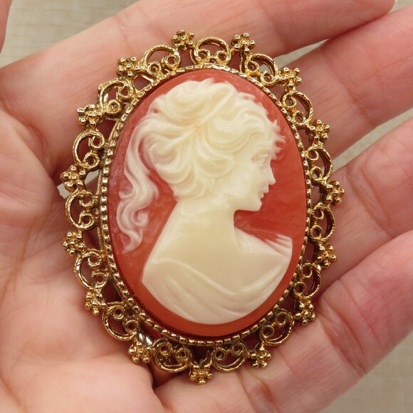 Vintage Cameo Style Lady Brooch - Picture 1 of 6